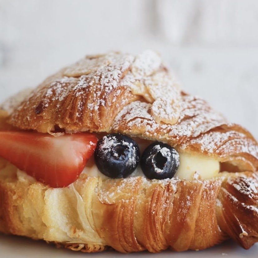 Croissant relleno con fresa y moras azules
